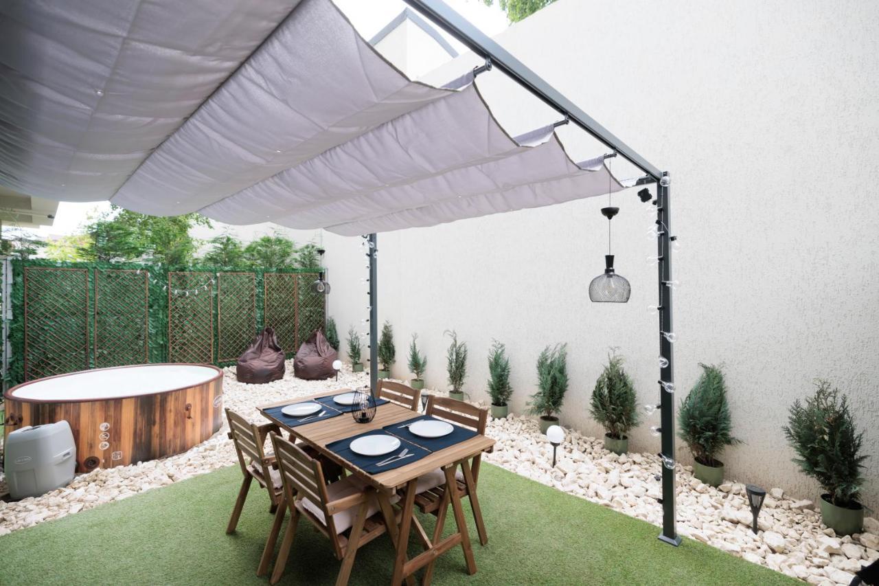 Downtown Hidden Garden With Jacuzzi In Bucharest Apartment Exterior foto