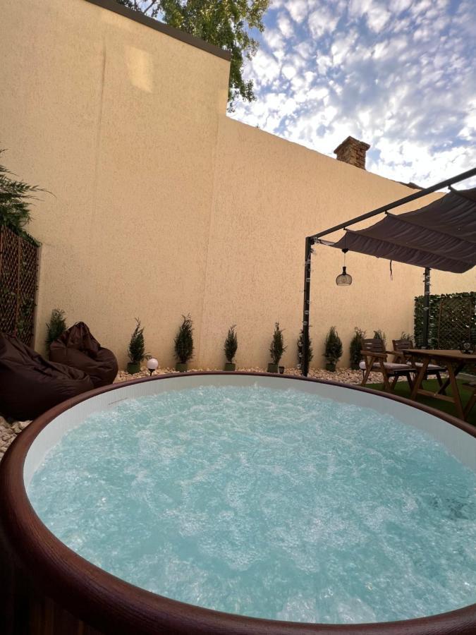 Downtown Hidden Garden With Jacuzzi In Bucharest Apartment Exterior foto