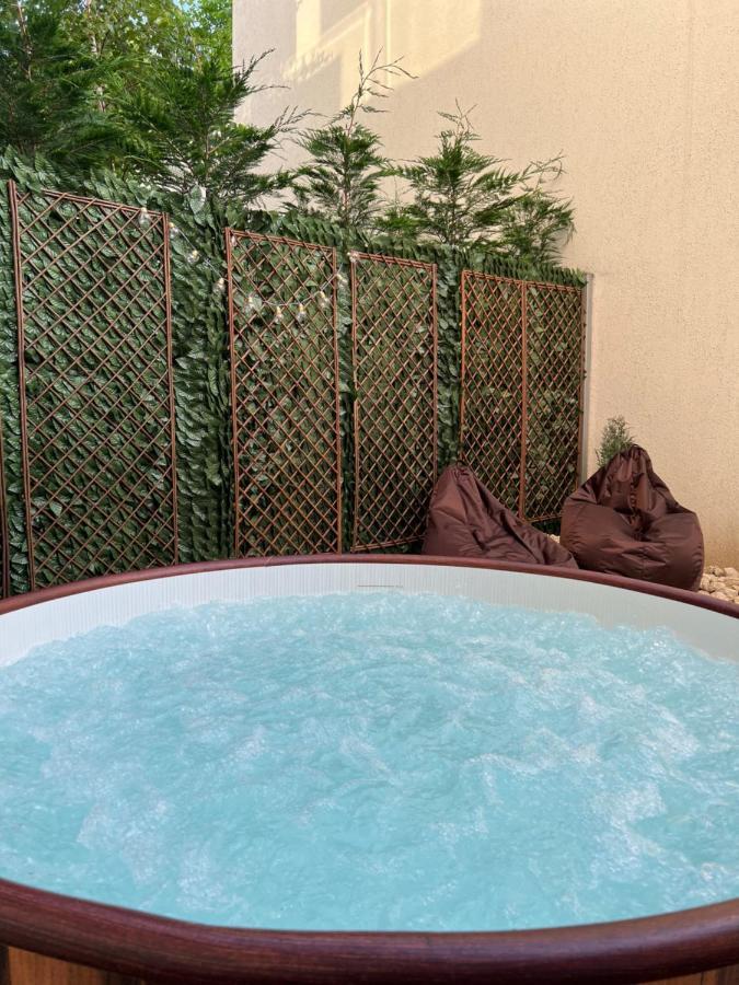 Downtown Hidden Garden With Jacuzzi In Bucharest Apartment Exterior foto