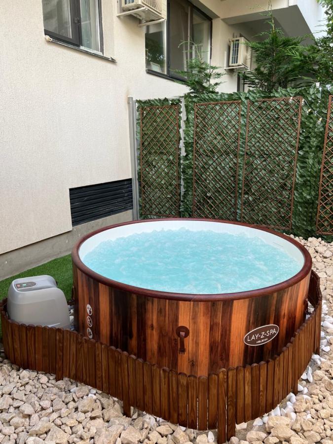 Downtown Hidden Garden With Jacuzzi In Bucharest Apartment Exterior foto