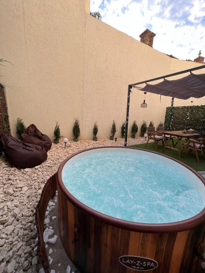 Downtown Hidden Garden With Jacuzzi In Bucharest Apartment Exterior foto