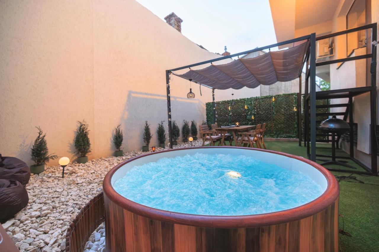 Downtown Hidden Garden With Jacuzzi In Bucharest Apartment Exterior foto
