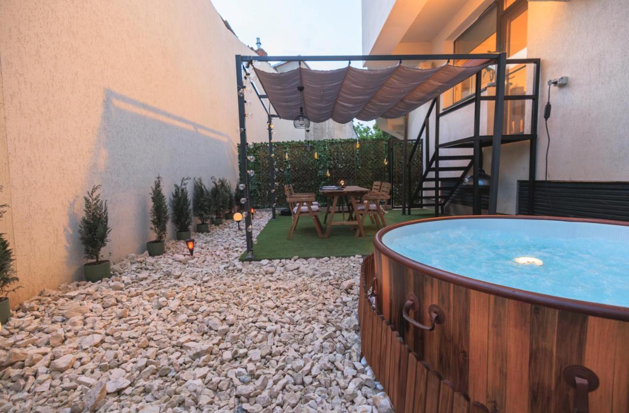 Downtown Hidden Garden With Jacuzzi In Bucharest Apartment Exterior foto