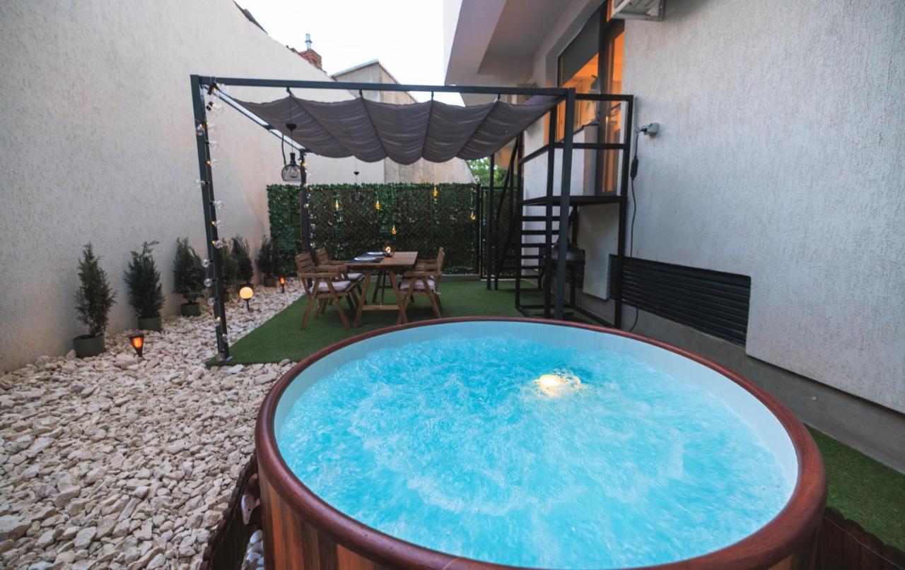 Downtown Hidden Garden With Jacuzzi In Bucharest Apartment Exterior foto
