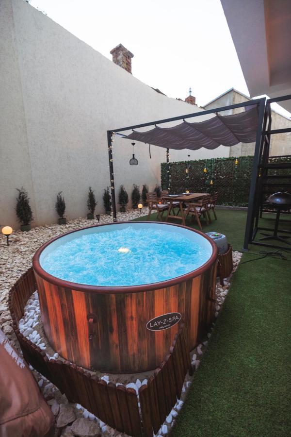 Downtown Hidden Garden With Jacuzzi In Bucharest Apartment Exterior foto