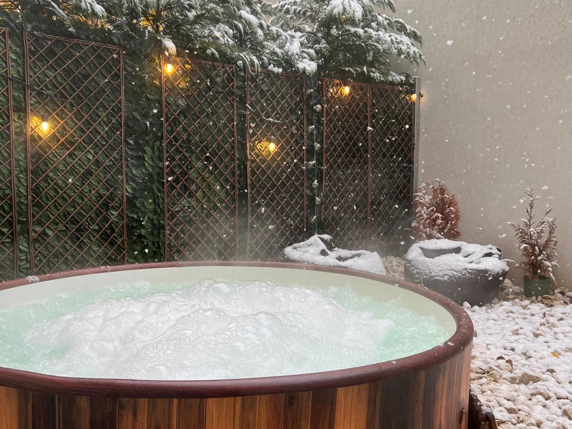 Downtown Hidden Garden With Jacuzzi In Bucharest Apartment Exterior foto